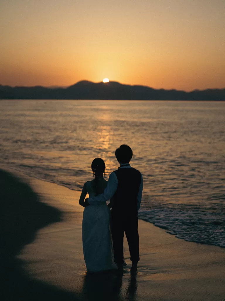 夕日ヶ浦海岸の日没直前のロマンチックな情景